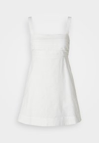 Vestido blanco de lino con tirantes finos, un corpiño ajustado y una falda acampanada. Presenta pliegues horizontales en el corpiño para añadir textura.
