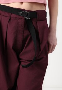 Pinko YANN PANTALONE - Pantaloni - bordeaux intenso