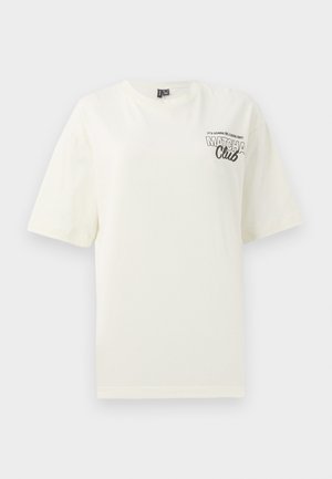 Tricou din bumbac crem cu mânecă scurtă, cu un imprimeu grafic pe partea superioară stângă a pieptului care citește "MATCHA Club" cu litere negre.