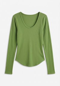 Μακρυμάνικο ριμπ πλεκτό τοπ σε ελιά πράσινο με στρογγυλή λαιμόκοψη και ελαφρώς κυρτή τελική ραφή.