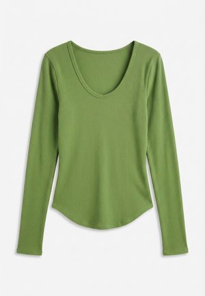 Langermet ribbestrikket topp i olivengrønn med rund, scoop-krage og lett buet nederkant.