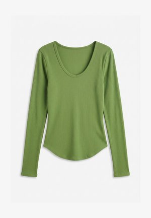 Langermet ribbestrikket topp i olivengrønn med rund, scoop-krage og lett buet nederkant.