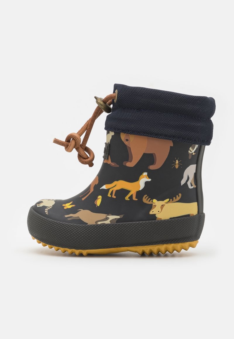 Botte de pluie noire pour enfant avec semelle jaune et revers bleu marine, décorée d'illustrations d'animaux de la forêt comme le renard, l'ours et l'élan.