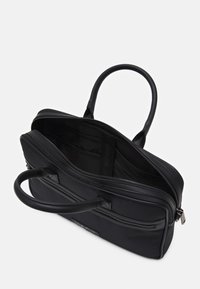 Svart zippered portfölj med dubbla handtag, framficka och öppen huvudfack som visar inre organiseringsband.