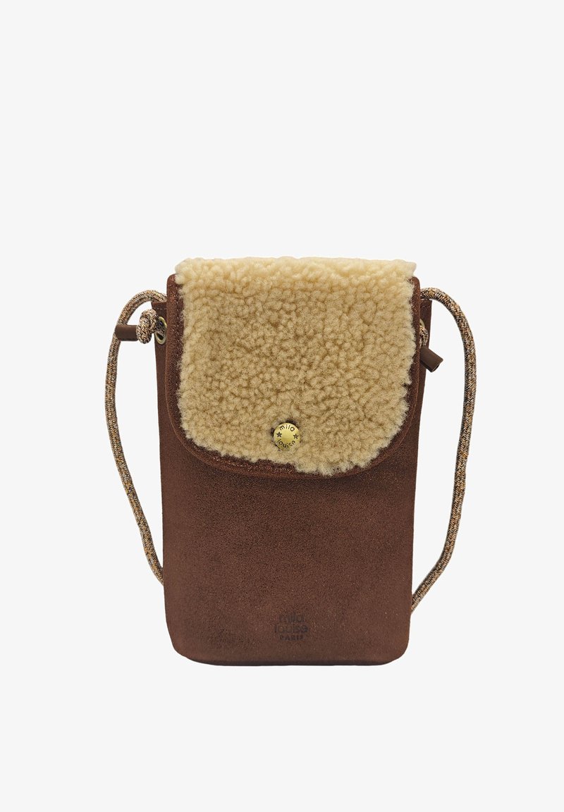 Sac bandoulière en suède marron avec un rabat en peluche beige doux, fermeture à bouton doré et une bandoulière à motif. Texture douce avec un design pratique.