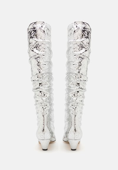 Silberne kniehohe Stiefel mit einer zerknitterten Textur und Raffung, mit einer spitzen Zehenpartie und einem niedrigen, konischen Absatz.