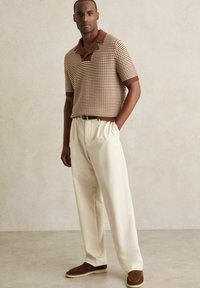 Reiss REGULAR FIT - Bluză polo - tobacco brown off white