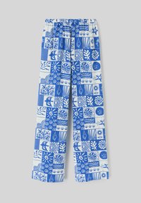 Pantalon bleu et blanc à motifs avec une variété de designs géométriques et inspirés de la nature, doté d'une taille élastique et d'une coupe large.