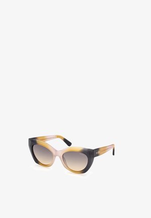 Gafas de sol estilo ojo de gato con montura degradada en negro y ámbar y lentes tintadas marrones, con la marca "PUCCI" en las varillas y lentes.