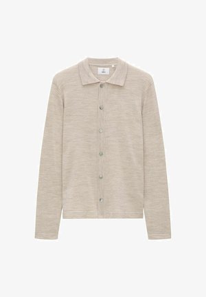 Beige Strickcardigan mit langen Ärmeln, einem Kragen und einer durchgehenden Knopfleiste mit fünf runden Knöpfen. Weiche Textur und schlichtes Design.