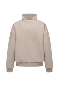 Beige trui met hoge kraag, geribbelde manchetten en zoom. Zachte textuur, minimalistisch ontwerp, met een klein merklabel op de achterkant.