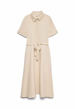 Vestido beige hasta la rodilla con mangas cortas, cuello, botones delanteros y cinturón de lazo en la cintura, mostrado sobre un fondo blanco.