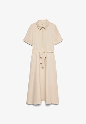 Robe beige mi-longue à manches courtes avec col, boutons sur le devant et ceinture à nouer à la taille, présentée sur un fond blanc.