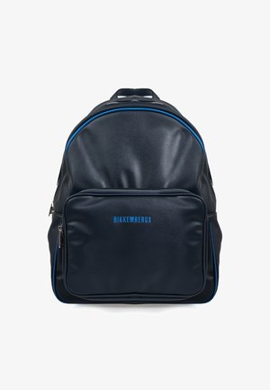 Mørkeblå rygsæk lavet af struktureret syntetisk materiale, med en lynlåslomme foran, blå detaljer og logo. Justerbare stropper.