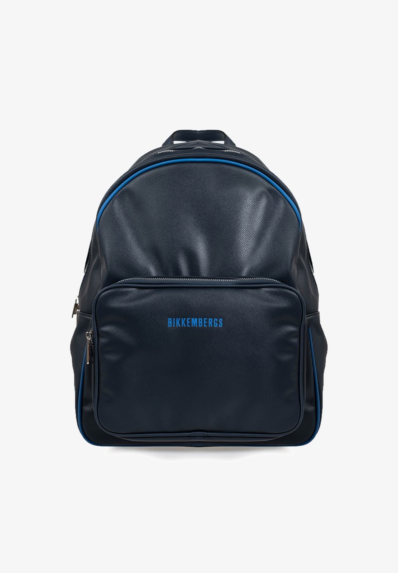 Mørkeblå rygsæk lavet af struktureret syntetisk materiale, med en lynlåslomme foran, blå detaljer og logo. Justerbare stropper.