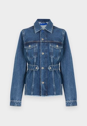 Veste en jean bleu avec fermeture à boutons, deux poches poitrine, une taille ceinturée et un ourlet légèrement effiloché en bas.