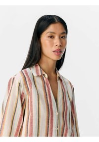 Een button-up shirt van een lichtgewicht stof, met verticale strepen in roze, blauw, geel en zwart, voorzien van een kraag en een comfortabele pasvorm.