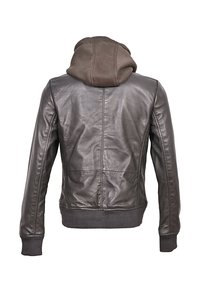 Giacca in pelle di un grigio scuro con cappuccio brown removibile. Caratteristiche include polsini e orlo a coste, texture liscia e dettagli cuciti.