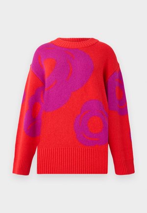 Roter Pullover mit großen lila Blumenmustern, runden Ausschnitt, fallenden Schultern und geripptem Saum. Hergestellt aus Strickmaterial.