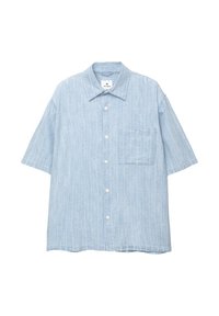 Camicia azzurra a maniche corte realizzata in tessuto testurizzato, con chiusura anteriore a bottoni e una tasca sul petto.