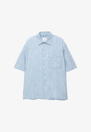 Világoskék, rövid ujjú ing, amely strukturált anyagból készült, gombos elülső záródással és egyetlen mellzsebbel rendelkezik.