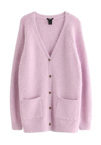 Lyserød strikket cardigan med V-udskæring, fem brune knapper, to forlommer og ribstrikkede manchetter. Blødt, tekstureret materiale.