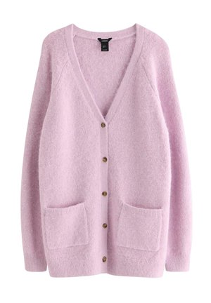 Růžový pletený kardigan s výstřihem do V, pěti hnědými knoflíky, dvěma předními kapsami a žebrovanými manžetami. Měkký, texturovaný materi�ál.