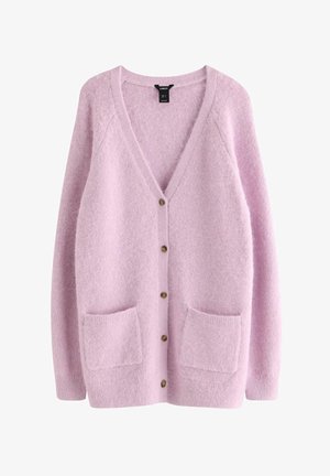 Rosa stickad kofta med V-ringning, fem bruna knappar, två framfickor och ribbade muddar. Mjukt, texturerat material.