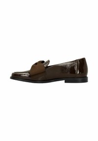 Bruine gepatineerde leren loafers met een platte zwarte zool en een kenmerkende brede bruine stoffen strik op de bovenkant, gladde textuur en ronde vorm.