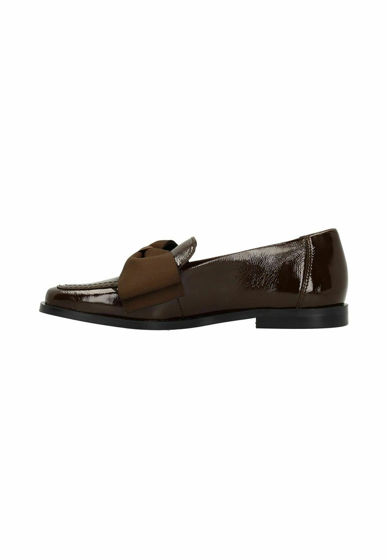 Bruine gepatineerde leren loafers met een platte zwarte zool en een kenmerkende brede bruine stoffen strik op de bovenkant, gladde textuur en ronde vorm.