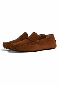 Braune Wildleder-Slipper mit einem unkomplizierten Design, das eine gestickte Mokassinf front und strukturierte Gummisohlen für Grip bietet.