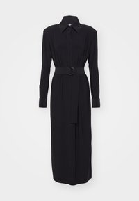 Robe chemise longue noire avec col, manches longues, poignets boutonnés et ceinture en tissu avec boucle double anneau à la taille.