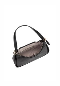 Borsa a mano in pelle nera con finitura testurizzata, chiusura con zip e manico corto. Presenta un interno beige con una tasca con zip e compartimenti.