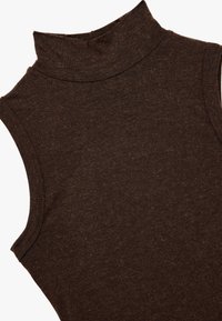 Brązowy bezrękawnik z wysokim kołnierzem wykonany z lekkiego materiału. Posiada gładką fakturę, bez widocznych wzorów czy akcentów.