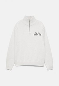 Pull gris clair à fermeture éclair quart de zip avec col et poignets côtelés, avec le texte "High Line Running Club" sur la partie supérieure gauche de la poitrine.