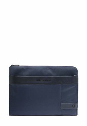 Custodia sottile per laptop blu navy con rifiniture in pelle nera e cerniera, caratterizzata da logo del marchio in rilievo sul davanti.