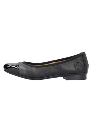 Ballerine in pelle nera con punta arrotondata, cappuccio in vernice e tacco basso, caratterizzate da un design testurizzato e dettagli con logo in rilievo.