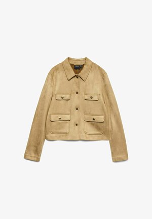 Gaiši brūna zamša jaka ar četriem kabatām ar atlokiem un pogām, garām piedurknēm un izteiksmīgu apkakli.