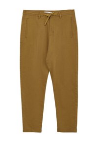 Pantalons marron fuselés avec passants de ceinture, poches latérales fendues et fermeture à cordon de serrage à l'avant.