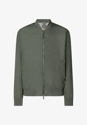 Grøn bomberjakke med frontlynlås, to sidelommer, ribstrikket krave, manchetter og talje, vist forfra på hvid baggrund.