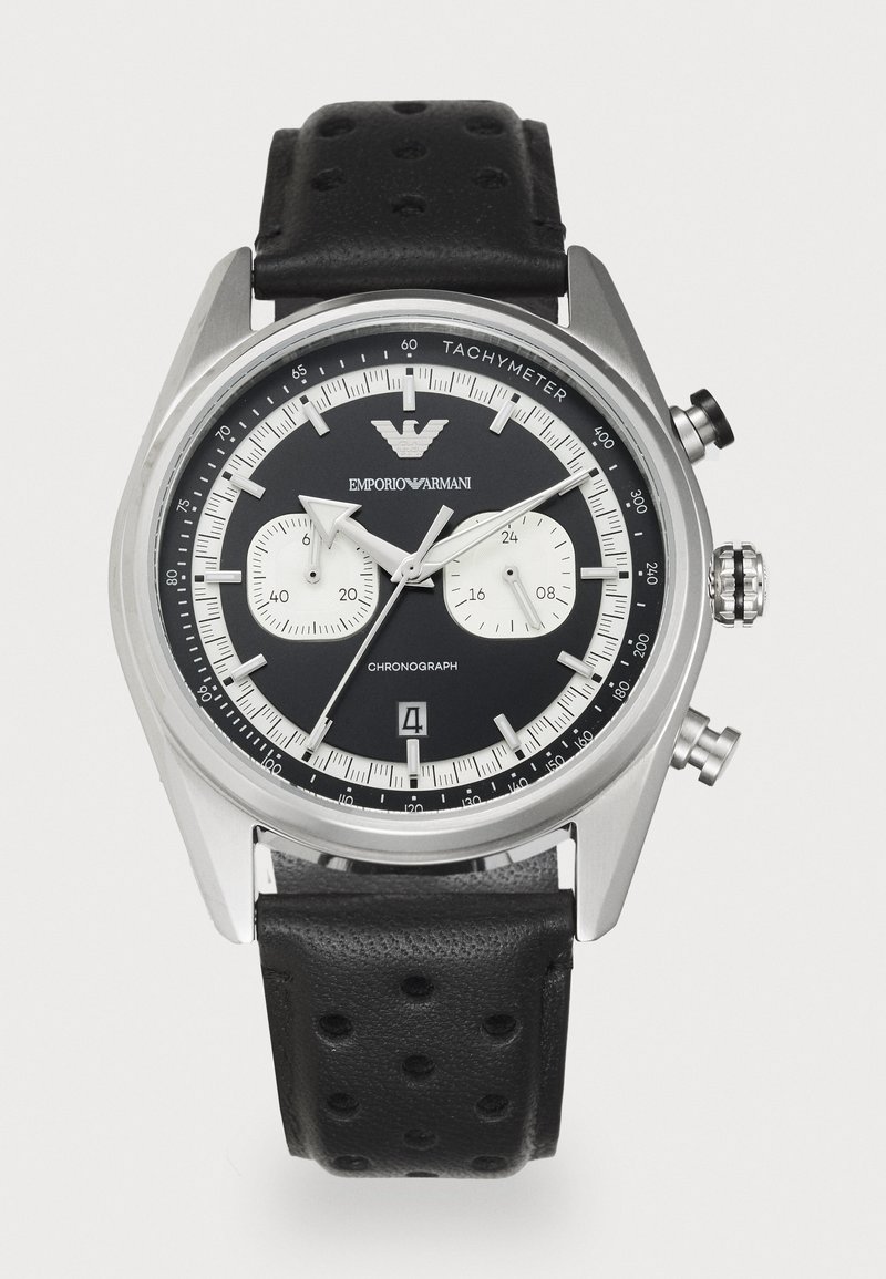 Zwarte chronograaf horloge met roestvrijstalen kast, witte sub-dials, tachymeterschaal, en geperforeerde zwarte leren band. Beschikt over een datumaanduiding.