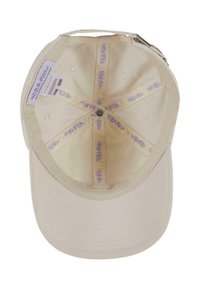 Beige színű baseball sapka laza karimával, belül mintás világoslila szövet bélés, középen varrással és szellőzőlyukakkal.