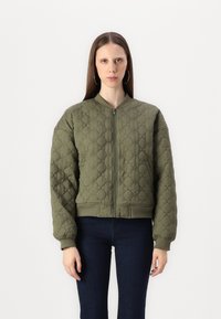 Veste bombardier matelassée vert olive avec fermeture �éclair à l'avant, poignets et ourlet côtelés, présentant un motif en losange et une texture unie.