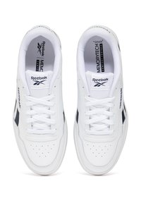 Zapatillas blancas con parte superior de cuero liso, lengüeta de malla texturizada y paneles oscuros de acento. Presenta un diseño de cordones y puntera perforada para mayor transpirabilidad.