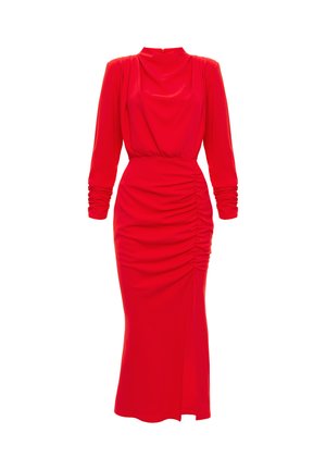 Czerwona sukienka z długim rękawem z marszczeniem w talii, wysokim dekoltem i rozcięciem po boku. Gładki materiał o dopasowanym kroju.