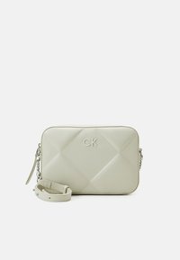Bolso cruzado rectangular acolchado de color verde claro con un logo de CK, que cuenta con una correa desmontable y detalles de hardware en tono plateado.