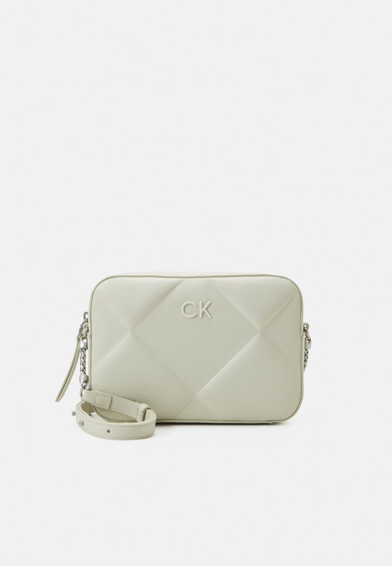 Bolso cruzado rectangular acolchado de color verde claro con un logo de CK, que cuenta con una correa desmontable y detalles de hardware en tono plateado.