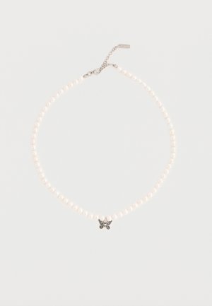 Λεπτό κολιέ από μαργαριτάρια με ένα μικρό ασημένιο μοτίφ πεταλούδας στο κέντρο και ασημένια ρυθμιζόμενη αλυσίδα κλεισίματος σε λευκό φόντο.