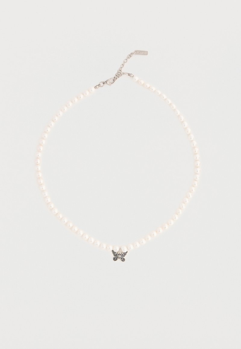Λεπτό κολιέ από μαργαριτάρια με ένα μικρό ασημένιο μοτίφ πεταλούδας στο κέντρο και ασημένια ρυθμιζόμενη αλυσίδα κλεισίματος σε λευκό φόντο.