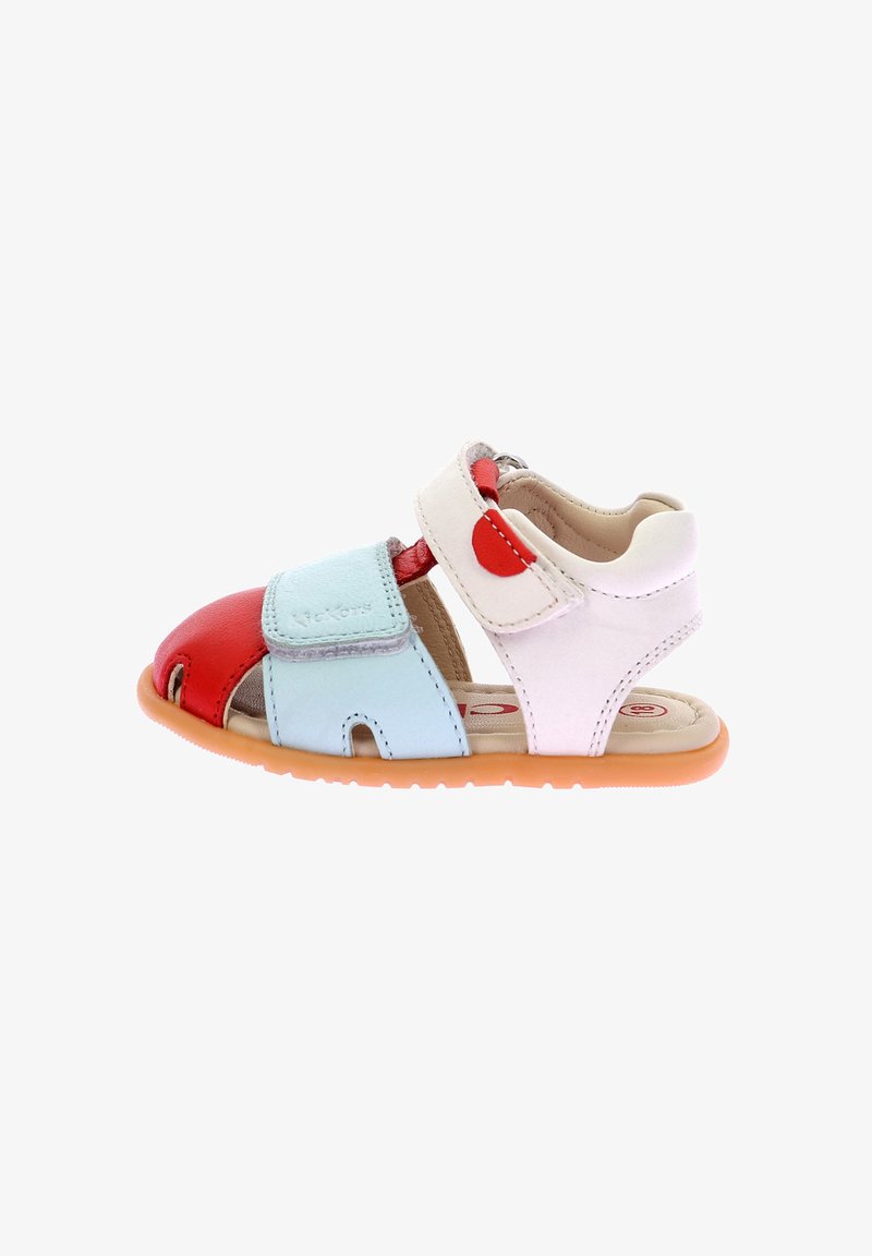 Sandale pour enfants avec des brides en cuir rouge, bleu clair et blanc. Elle possède deux fermetures Velcro réglables et une semelle en caoutchouc beige.